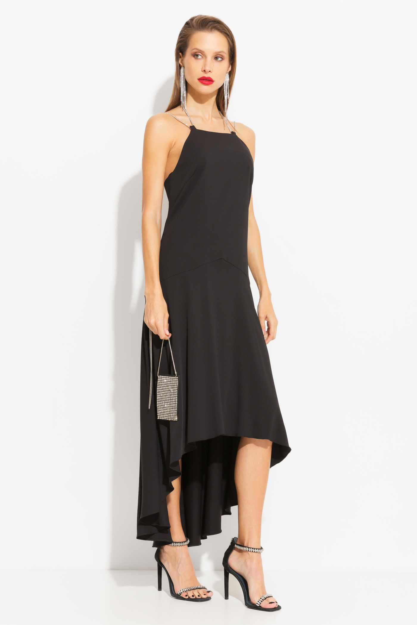 Платье асимметричной длины с декоративными бретелями