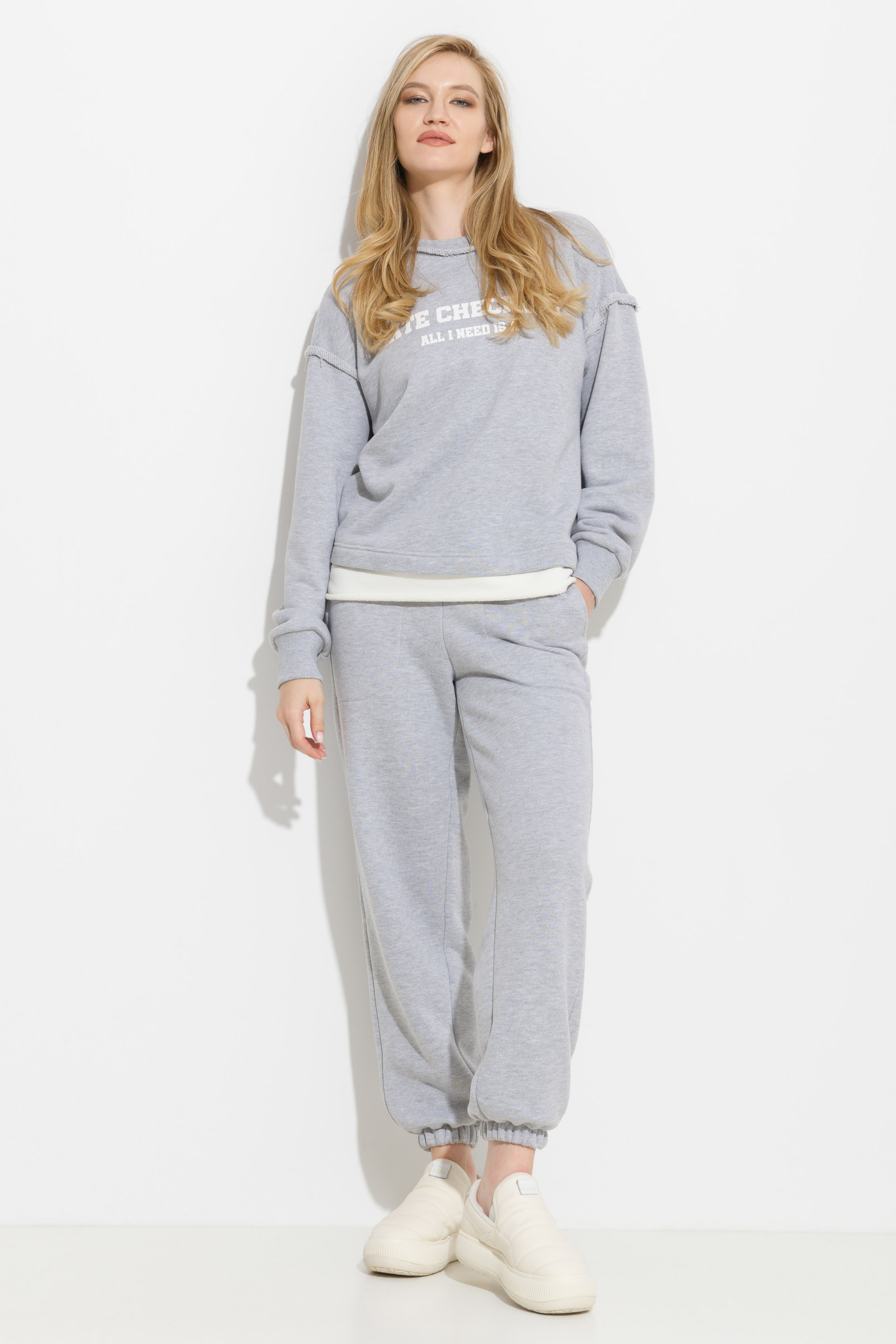 Свитшот с вышивкой