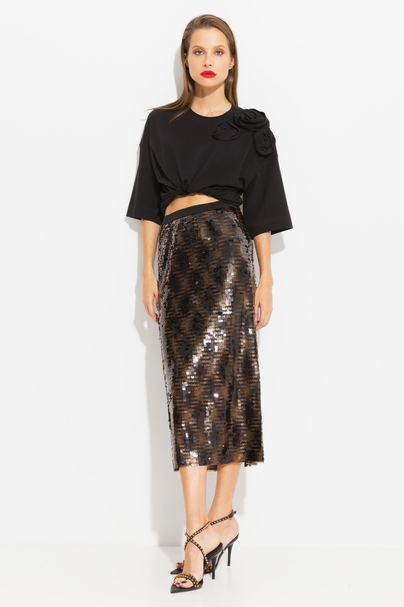 Футболка с нашивками в виде цветов