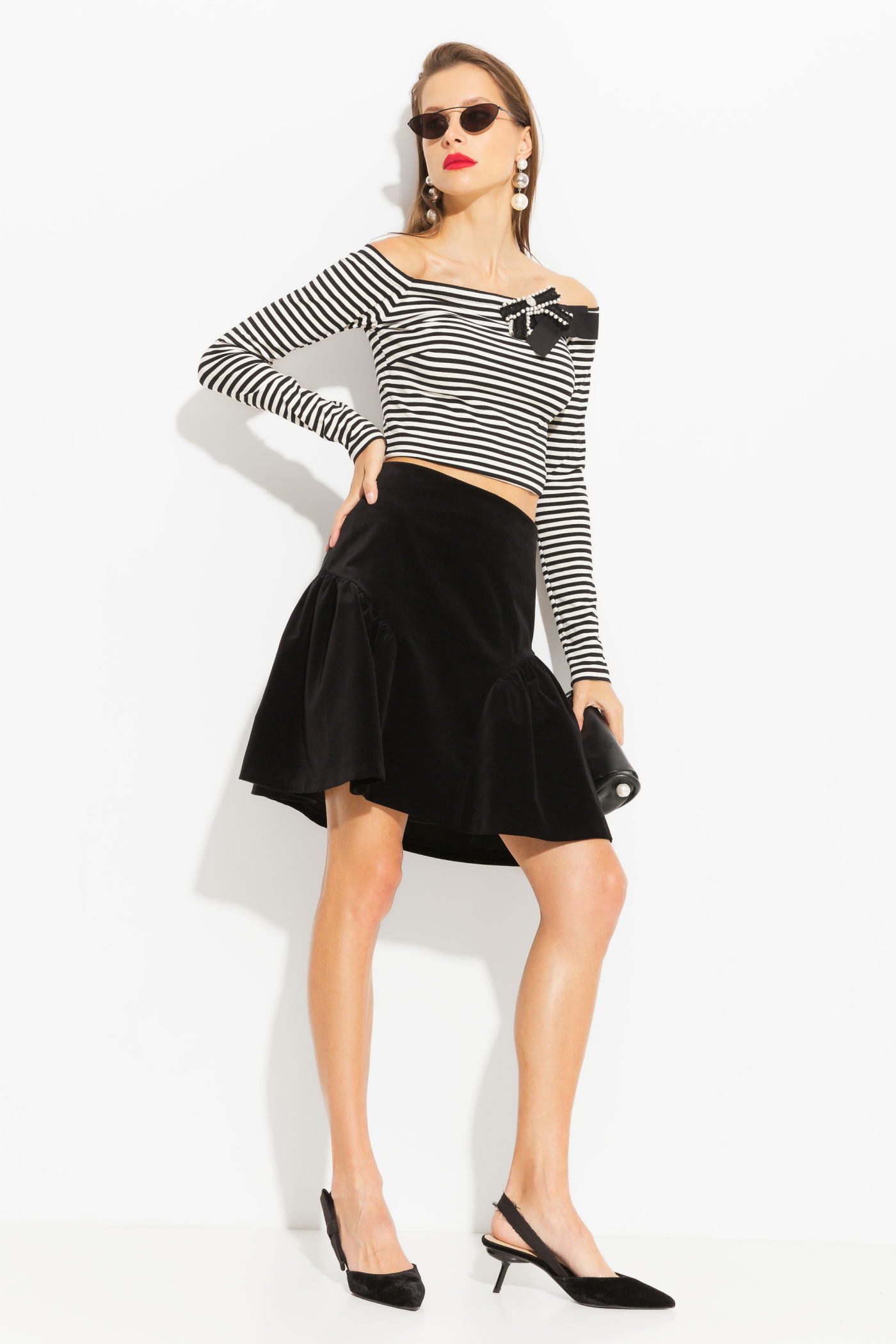 Джемпер в полоску с брошью